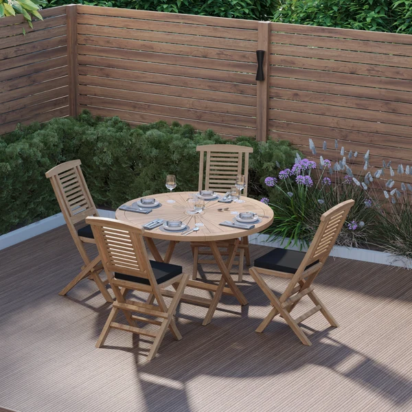 Teakhouten tuinset: 120 cm brede Sunshine klaptafel met 4 cm dik blad en 4 Hampton klapstoelen, inclusief gratis kussens.