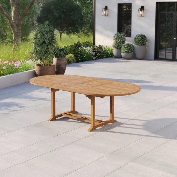Teakhouten tuinmeubelen, ovaal, 180-240 cm met een blad van 4 cm en een uitschuifbare tafel van 120 cm breed.