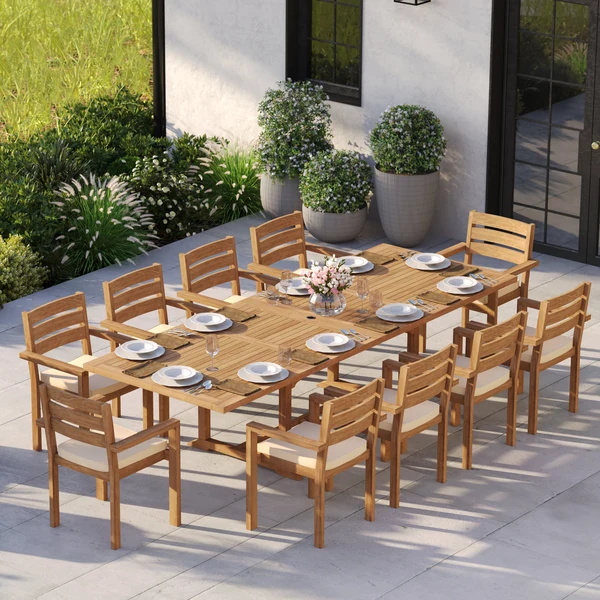 Teakhouten set bestaande uit een rechthoekige uitschuifbare tafel van 200-300 cm met een blad van 4 cm dik en 10 stapelbare Marlow-stoelen – Teakhouten tuineetset
