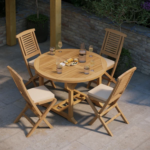 Teakhouten set bestaande uit een ronde tot ovale tafel van 120-170 cm, uitschuifbaar, met een blad van 4 cm dik, inclusief 4 inklapbare Hampton stoelen en gratis kussens.