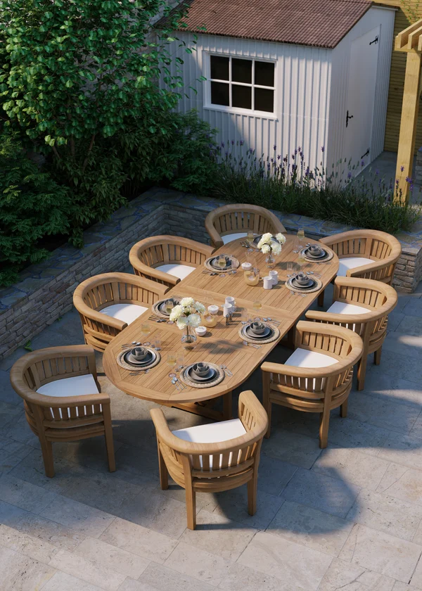 Teakhouten tuinset bestaande uit een ovale tafel van 200-300 cm met een uitschuifbaar blad van 4 cm en 8 San Francisco stoelen, inclusief gratis kussens.