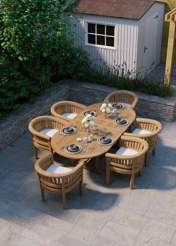 Teakhouten tuinset bestaande uit een ovale tafel van 180-240 cm met een blad van 4 cm dik en een breedte van 120 cm, inclusief 6 San Francisco stoelen en gratis kussens.
