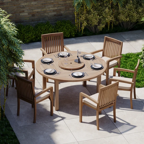 Luxor ronde tafel van 150 cm met een tafelblad van 4 cm dik, inclusief 6 stapelbare Henley stoelen en gratis kussens.