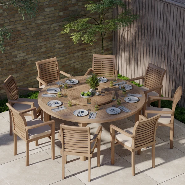 Teakhouten tuinset bestaande uit een ronde tafel Maximus van 180 cm met een blad van 4 cm dik, 8 stapelbare stoelen Oxford en gratis kussens.