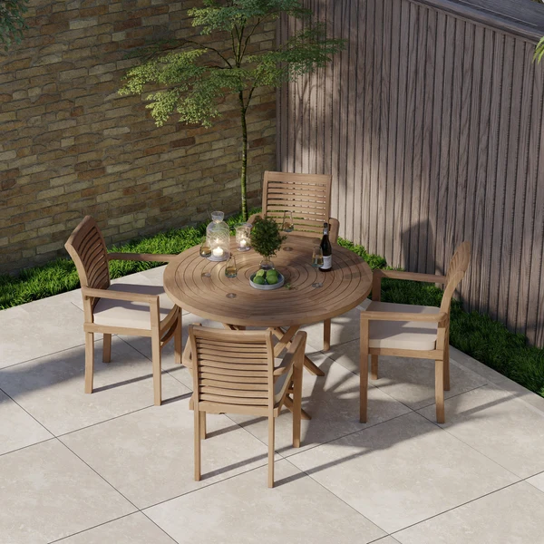Teakhouten tuinset bestaande uit een ronde, opklapbare tafel van 120 cm met spiraalvormig blad van 4 cm dik, 4 stapelbare stoelen van Oxford-kwaliteit en gratis kussens.