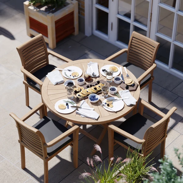 Teakhouten tuinset: ronde klaptafel Sunshine van 120 cm met een blad van 4 cm dik, inclusief 4 stapelbare stoelen van Oxford en gratis kussens.