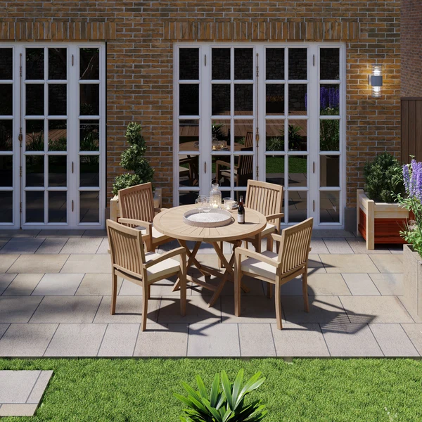 Teakhouten tuinset: ronde klaptafel Sunshine van 120 cm met een blad van 4 cm dik, inclusief 4 stapelbare stoelen van Henley en gratis kussens.