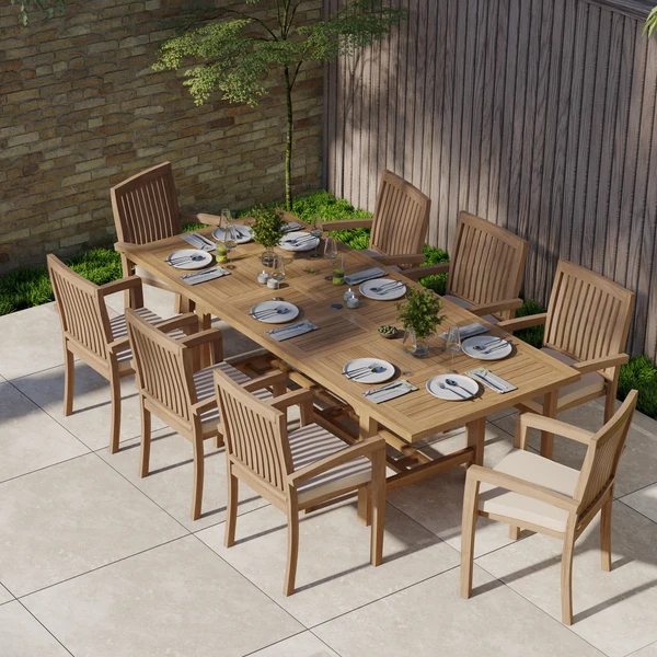Rechthoekige teakhouten tuintafel van 180-240 cm met uitschuifbaar blad van 4 cm dik, inclusief 8 stapelbare Henley-stoelen en gratis kussens.