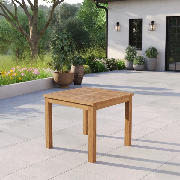 Vaste vierkante teakhouten tafel van 90 cm met een blad van 4 cm dik.